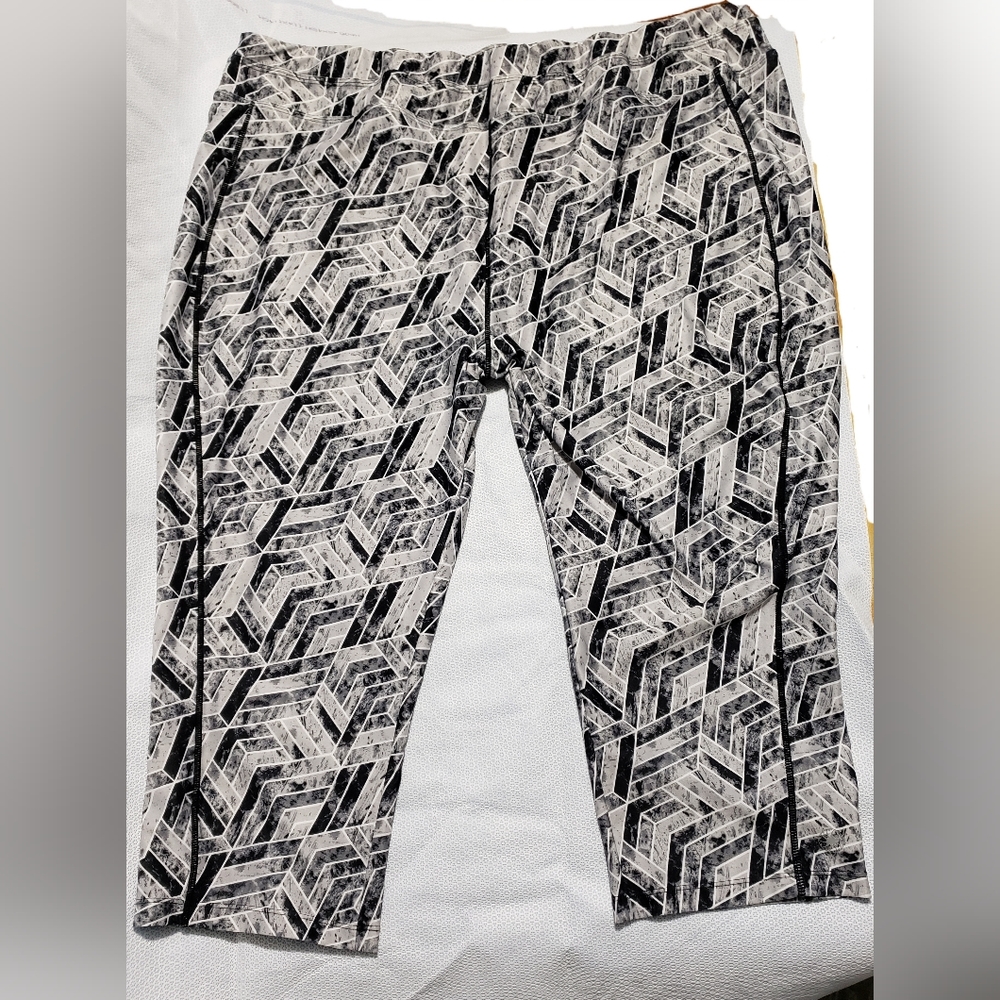 Full Beauty Geometric Workout Capri's Womens Plus 30/32 EUC